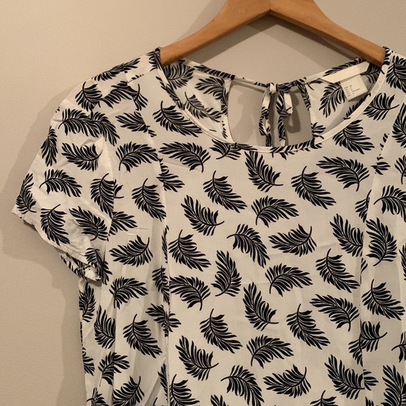 Back and white feather swing dress - Picture 3 of 7